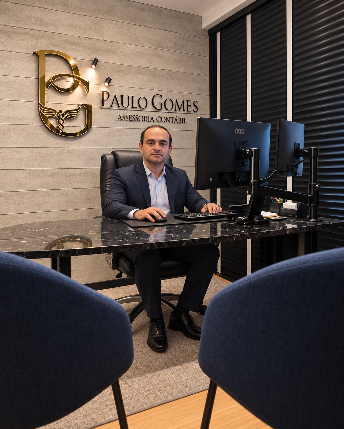 Paulo Gomes trabalhando no escritório da PG